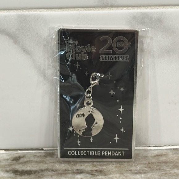 OLAF Frozen Silver Pendant 20th Anniversary Charm BNIP DMC Disney Movie Club - Picture 2 of 3